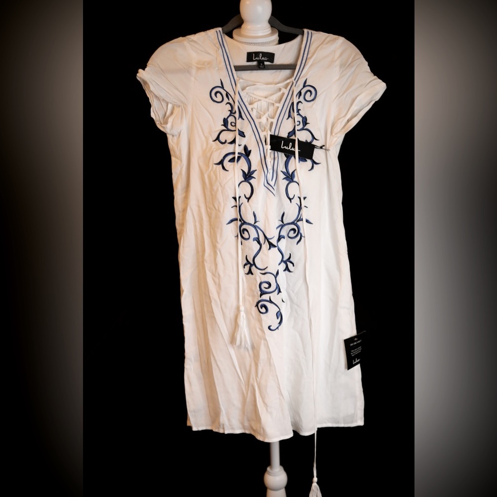 NWT- Lulus- White blue embroidered dress 💜